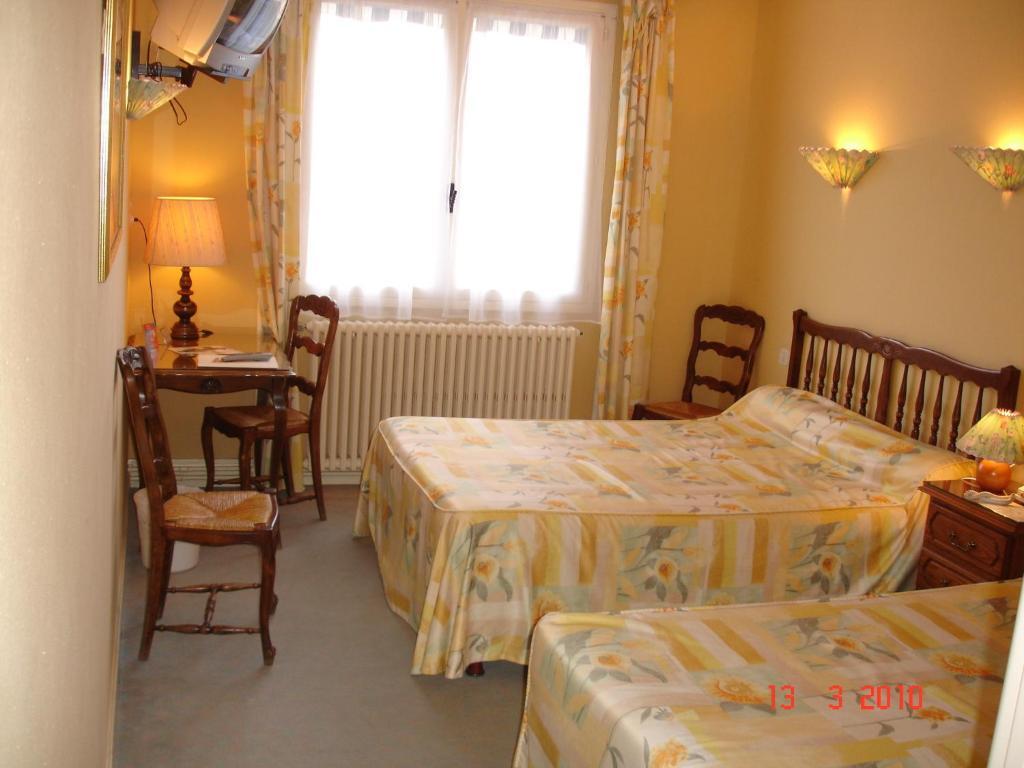 Logis Hôtel du Pont Neuf Le Veurdre Quarto foto